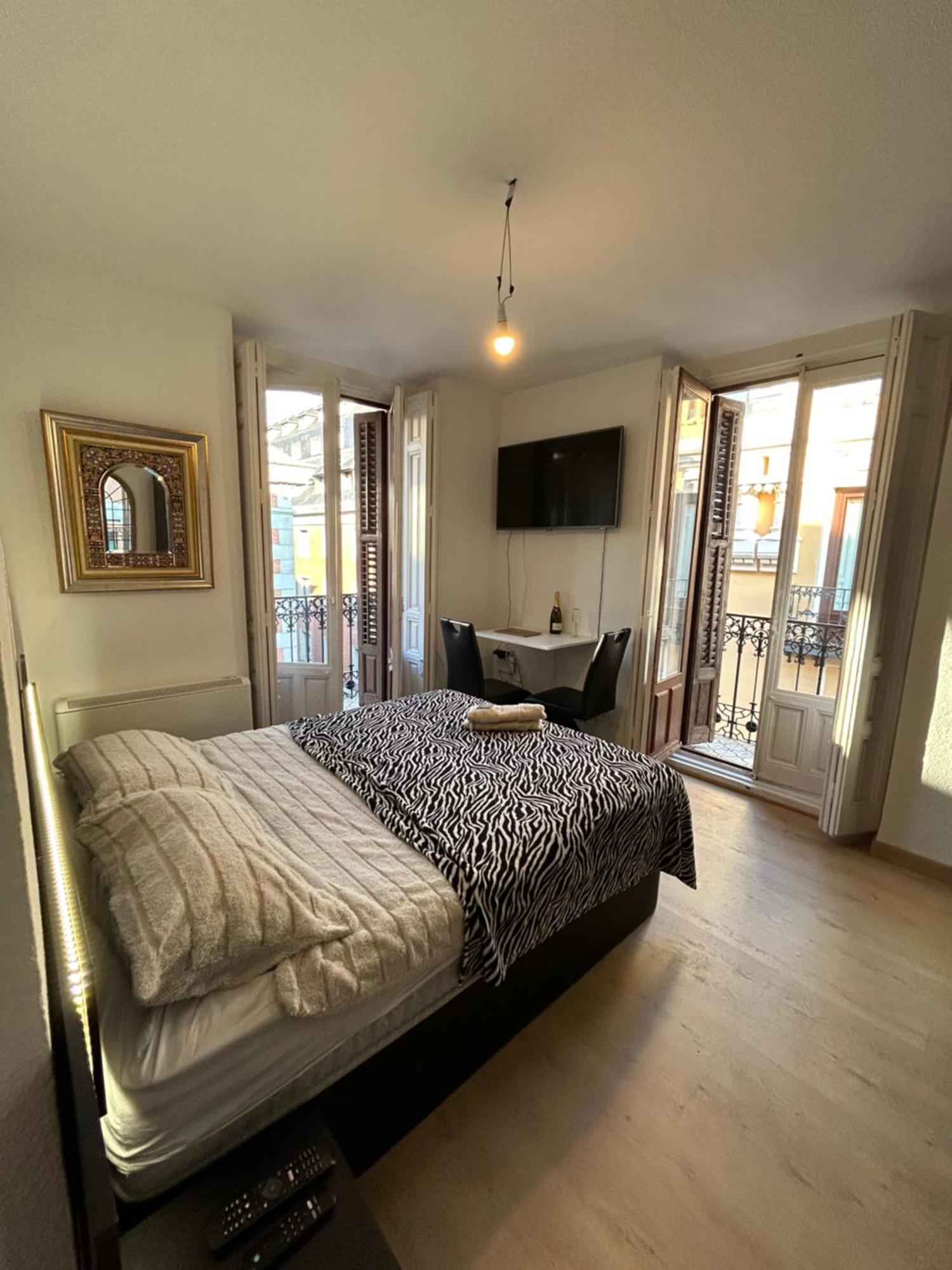 Room In Plaza Mayor — Photos 3